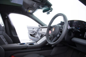 タイカンクロスツーリスモ 4 4+1シート 4WD