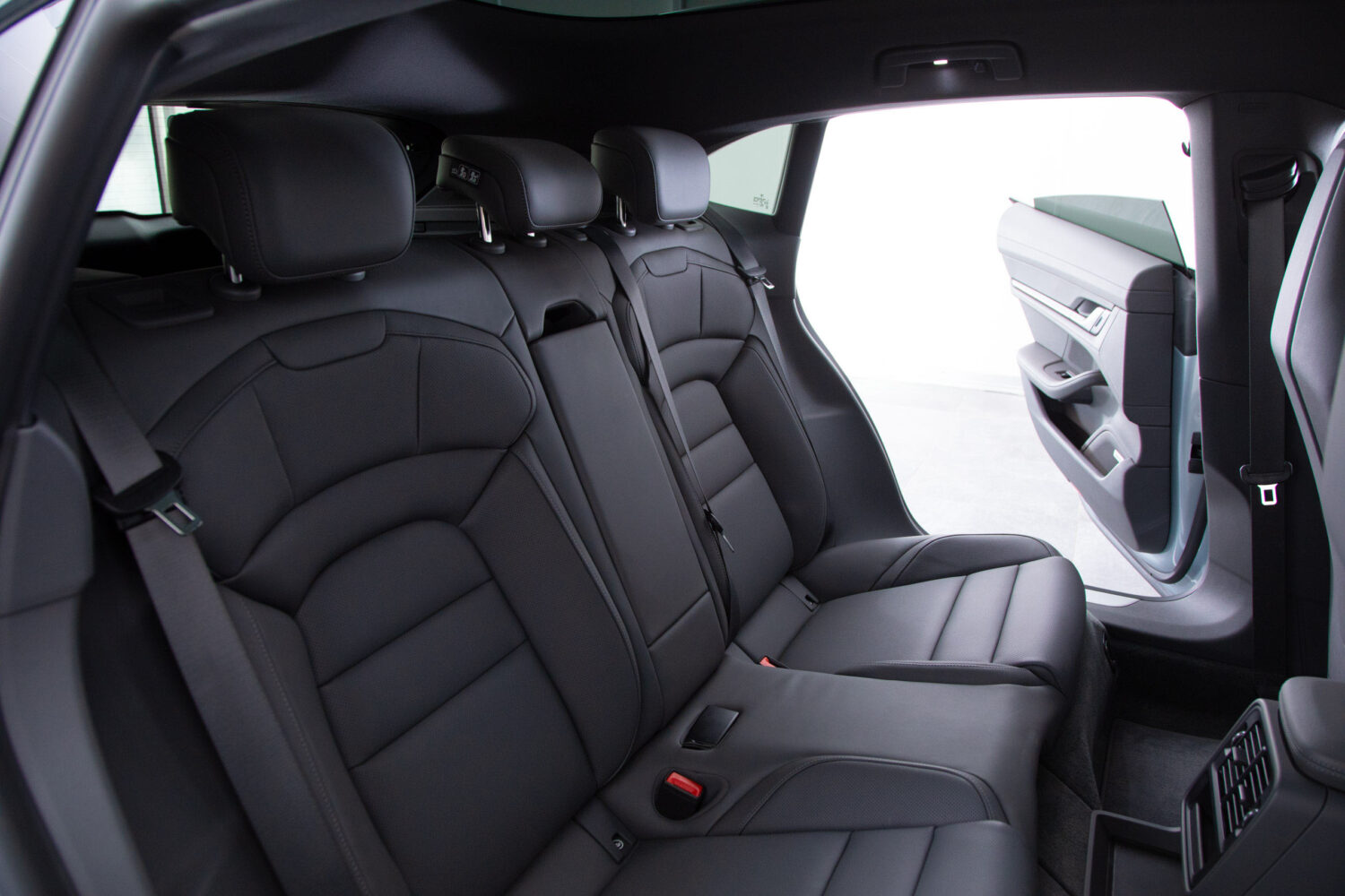 タイカンクロスツーリスモ 4 4+1シート 4WD