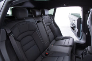 タイカンクロスツーリスモ 4 4+1シート 4WD