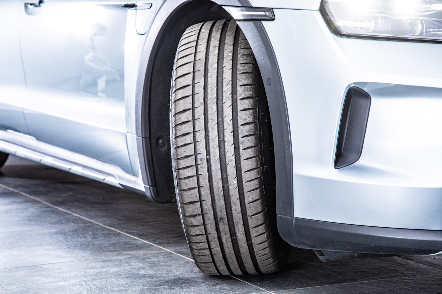 タイカンクロスツーリスモ 4 4+1シート 4WD