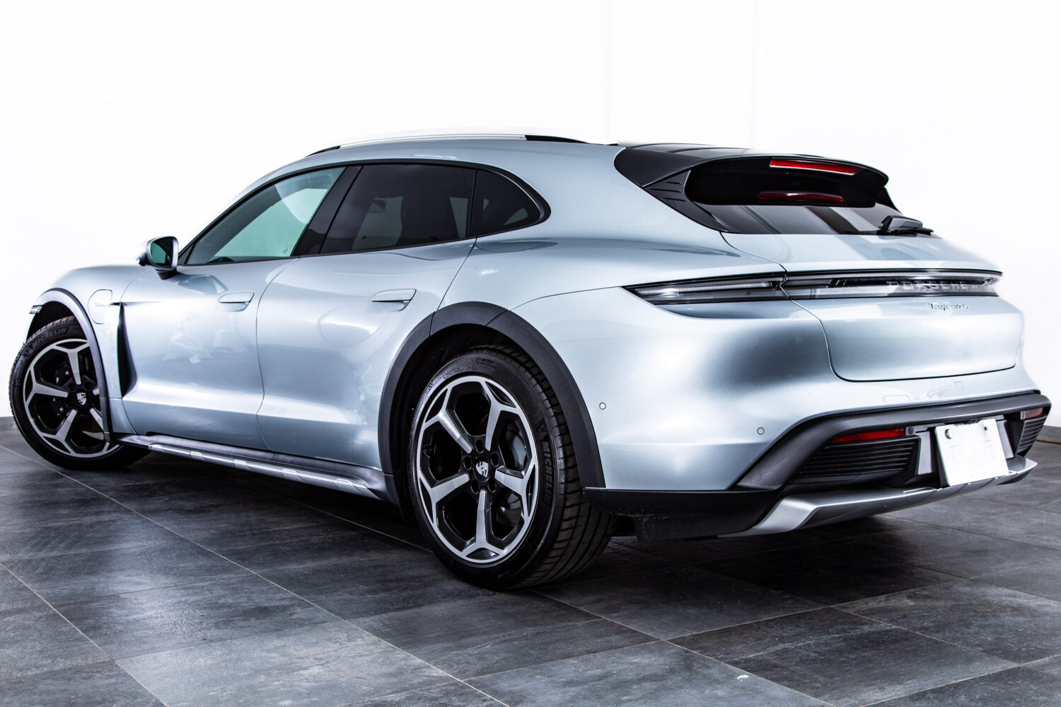 タイカンクロスツーリスモ 4 4+1シート 4WD