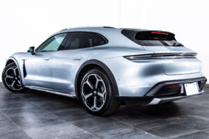 タイカンクロスツーリスモ 4 4+1シート 4WD