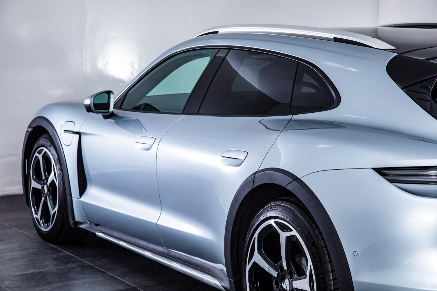 タイカンクロスツーリスモ 4 4+1シート 4WD