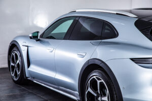 タイカンクロスツーリスモ 4 4+1シート 4WD