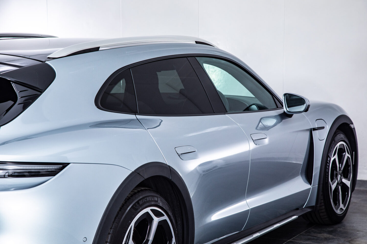 タイカンクロスツーリスモ 4 4+1シート 4WD