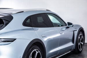 タイカンクロスツーリスモ 4 4+1シート 4WD