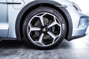 タイカンクロスツーリスモ 4 4+1シート 4WD