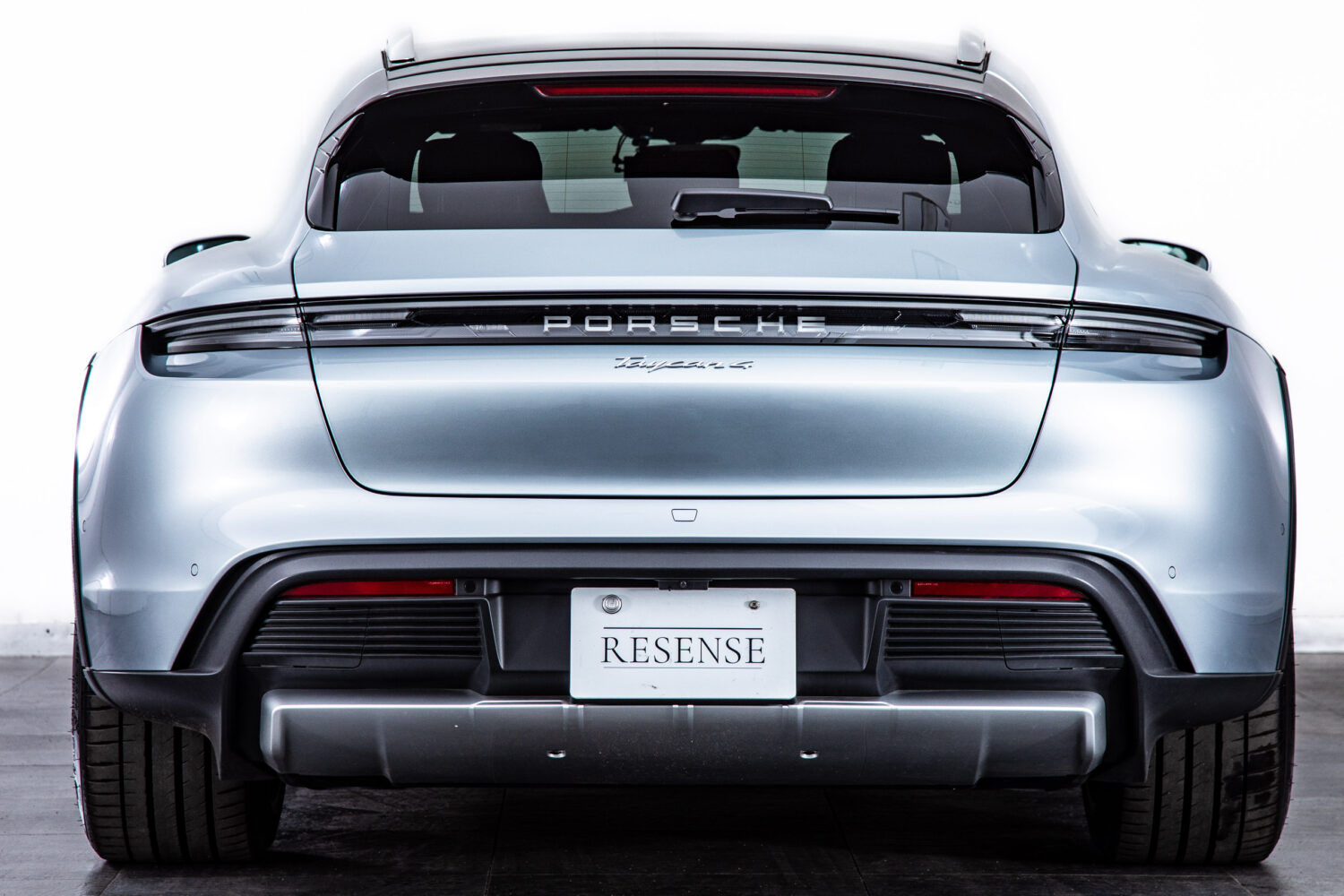 タイカンクロスツーリスモ 4 4+1シート 4WD