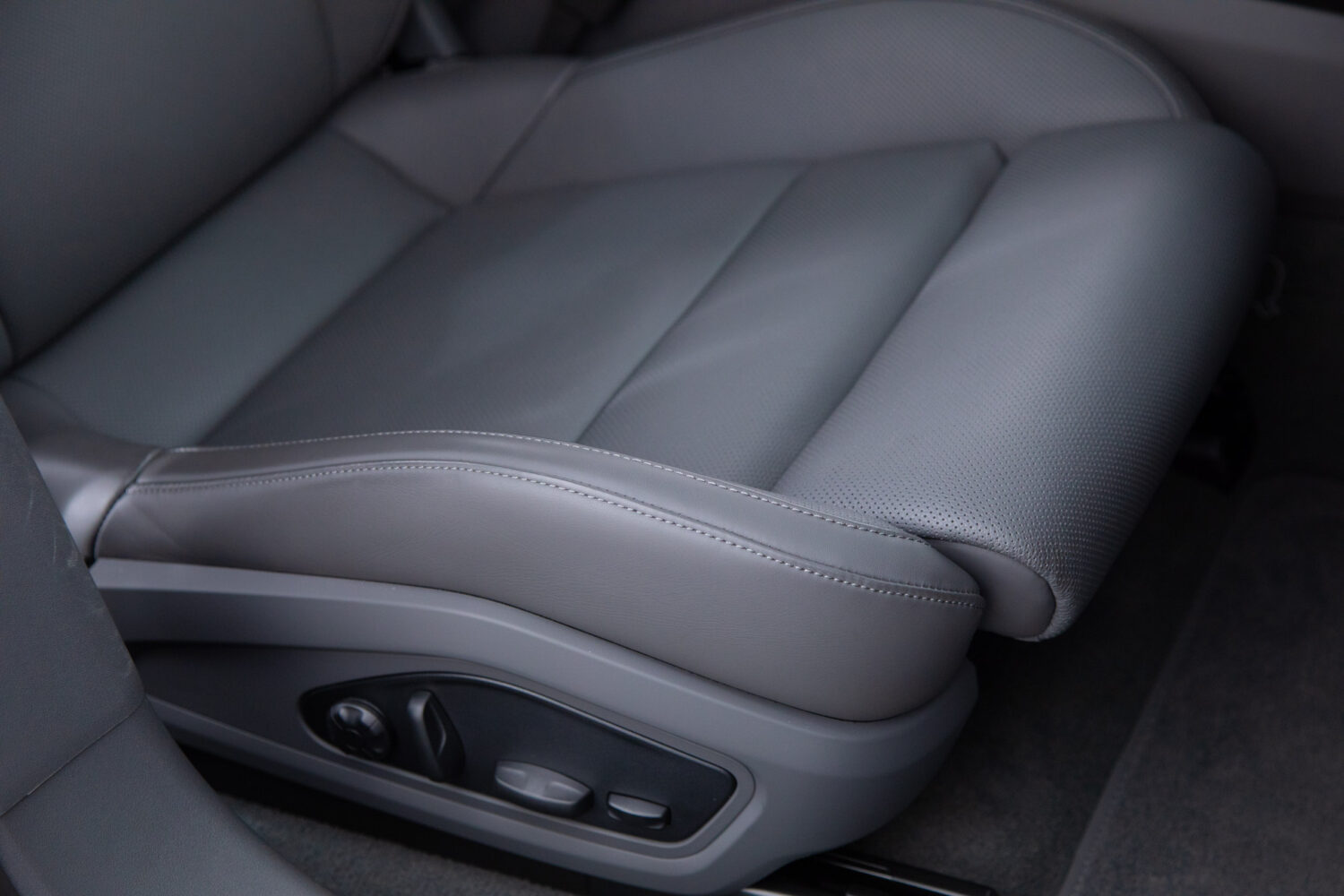 タイカンクロスツーリスモ 4 4+1シート 4WD