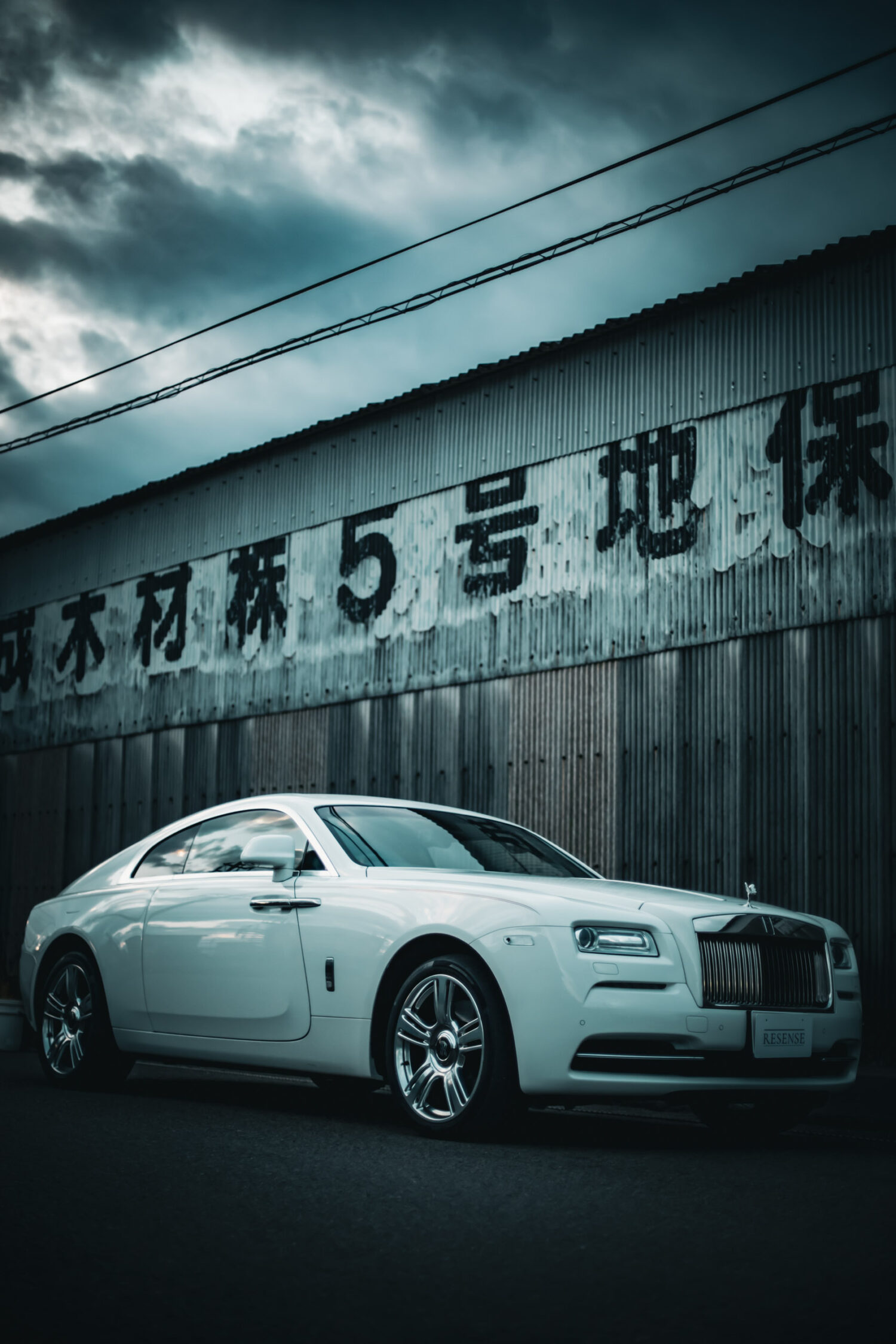 かつて英国の空を救った名機を思わせるレイス。ロールス・ロイスの威厳の奥に、驚くほどパーソナルな魅力を宿す、触れた者の景色を変える一台だ。