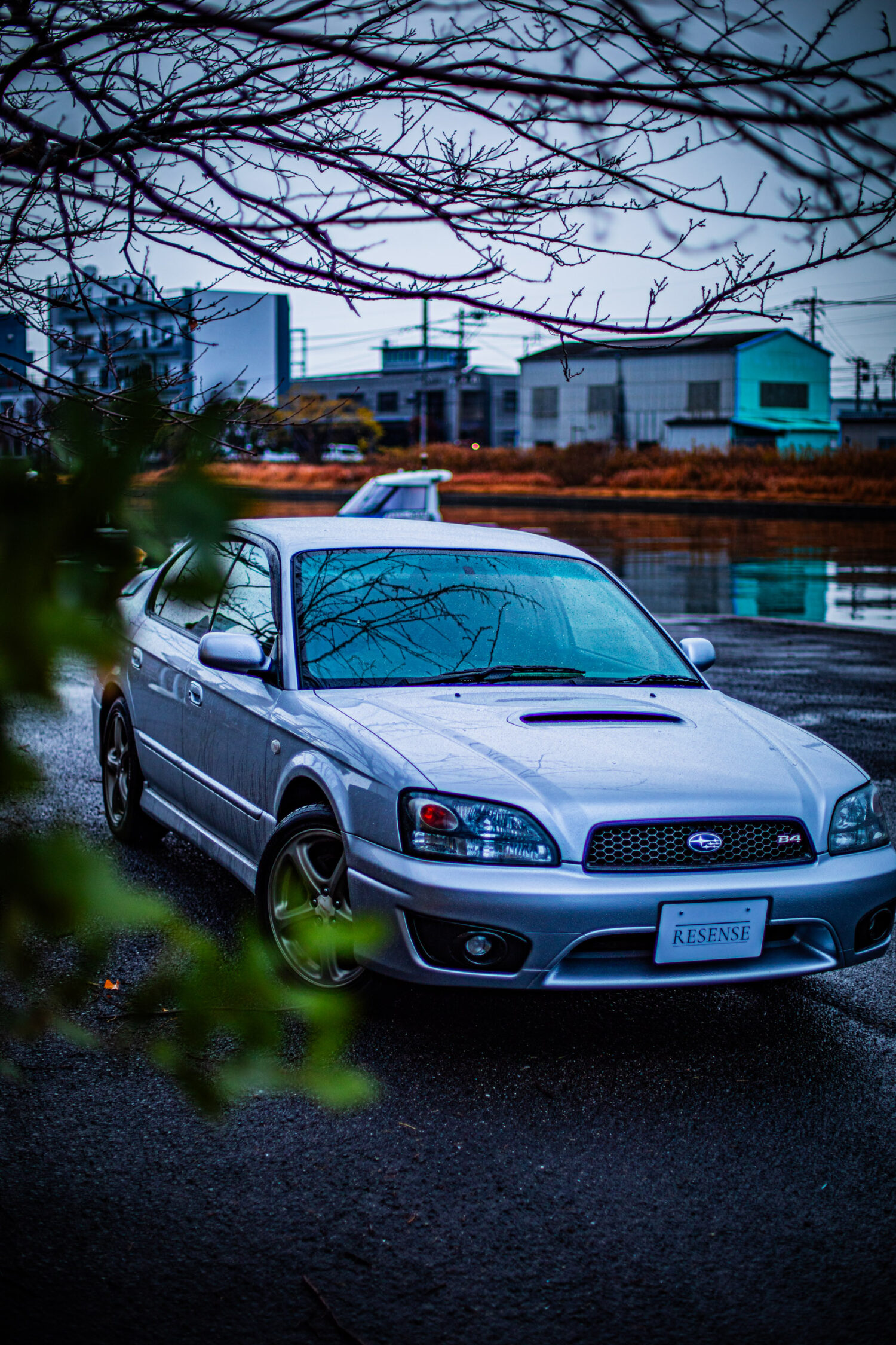 雨に濡れ荒れた路面でも、姿勢は一切乱れない。ツインターボの刺激を内に秘めながら、前に出るのは余裕と安定感。頂点を走り続けていた時代のスバルが磨き上げた答えが、このレガシィB4 RSKリミテッドⅡだ。