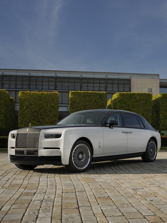 ファントム・センテナリーは、壮麗なエンジニアリングの傑作であるV12エンジンを搭載、ファントムの現代的な伝説と成功を支え続ける、エフォートレスな力強さを讃える。