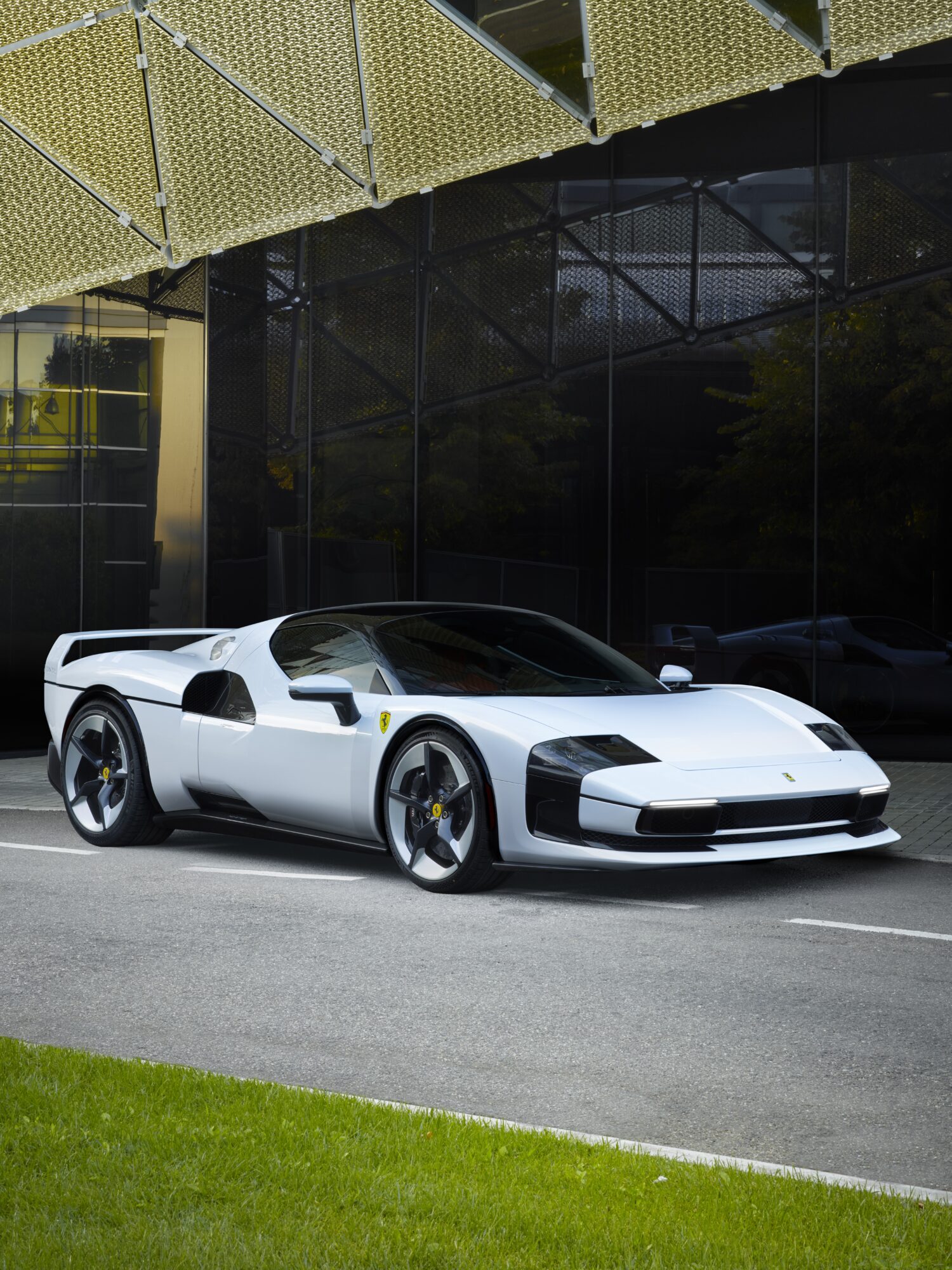 新たなフェラーリのワンオフモデルであるフェラーリSC40がデビュー。296GTBがベースとされ、スタイリング・バックはマラネッロのフェラーリ・ミュージアムに展示される。