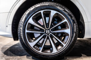 ベンテイガ V8 4WD 左H