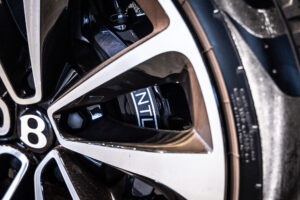 ベンテイガ V8 4WD 左H