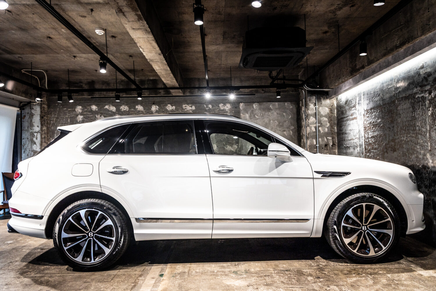 ベンテイガ V8 4WD 左H