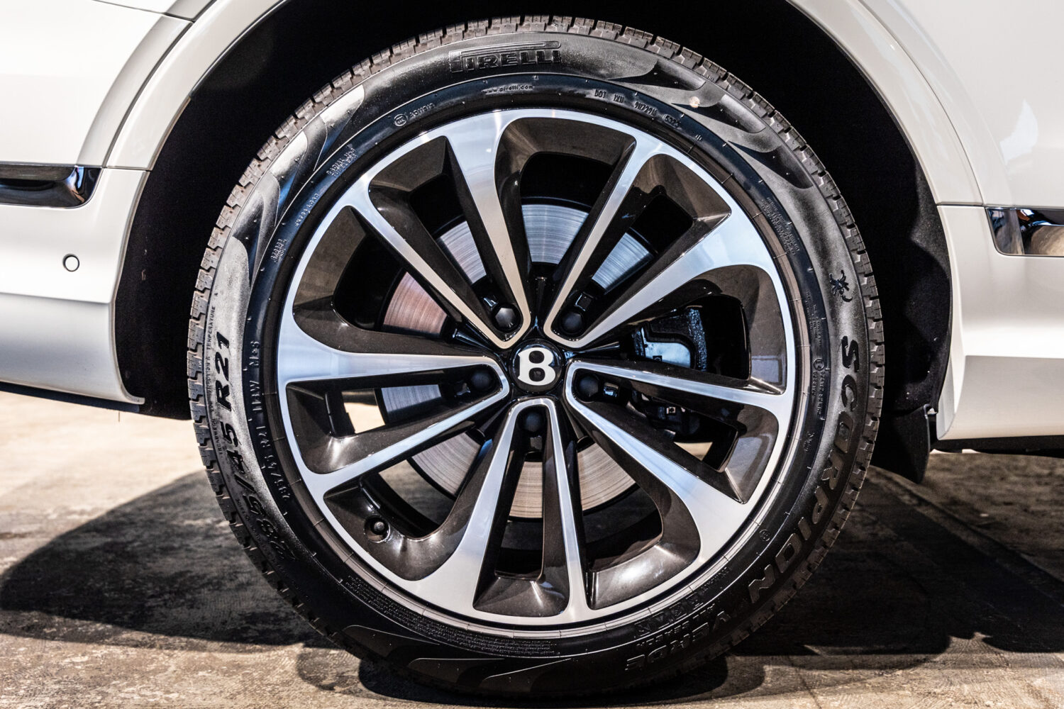 ベンテイガ V8 4WD 左H