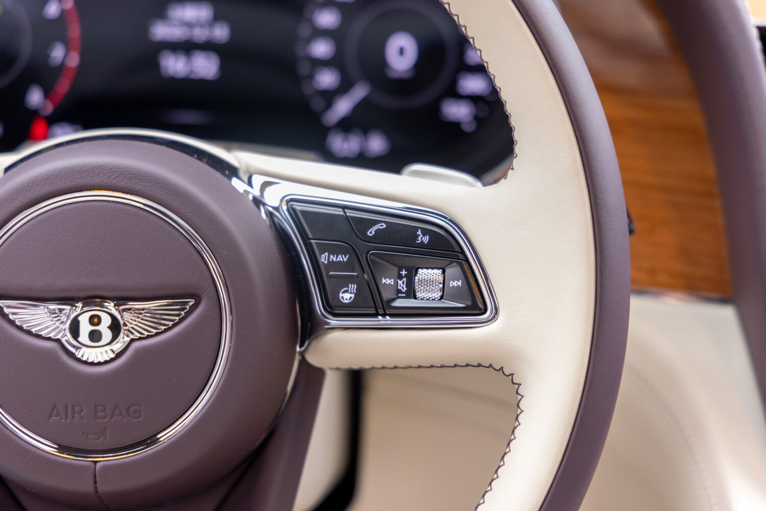 ベンテイガ V8 4WD 左H