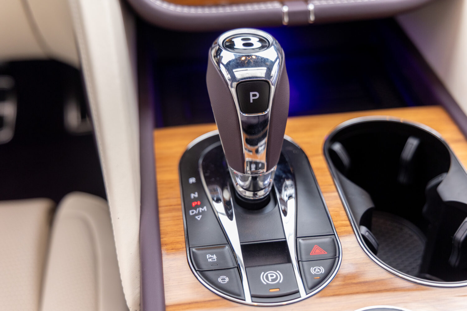 ベンテイガ V8 4WD 左H