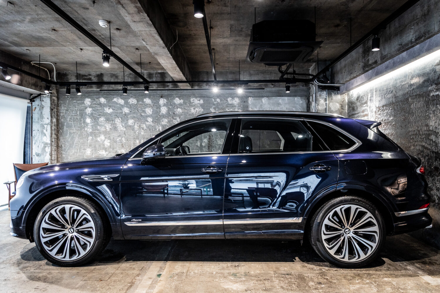 ベンテイガ ハイブリッド アズール