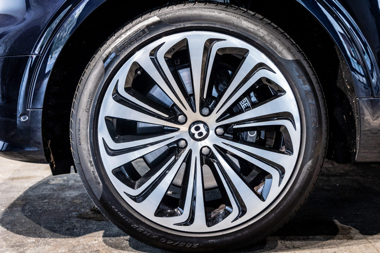 ベンテイガ ハイブリッド アズール