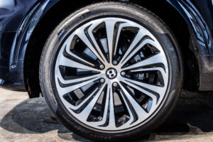 ベンテイガ ハイブリッド アズール