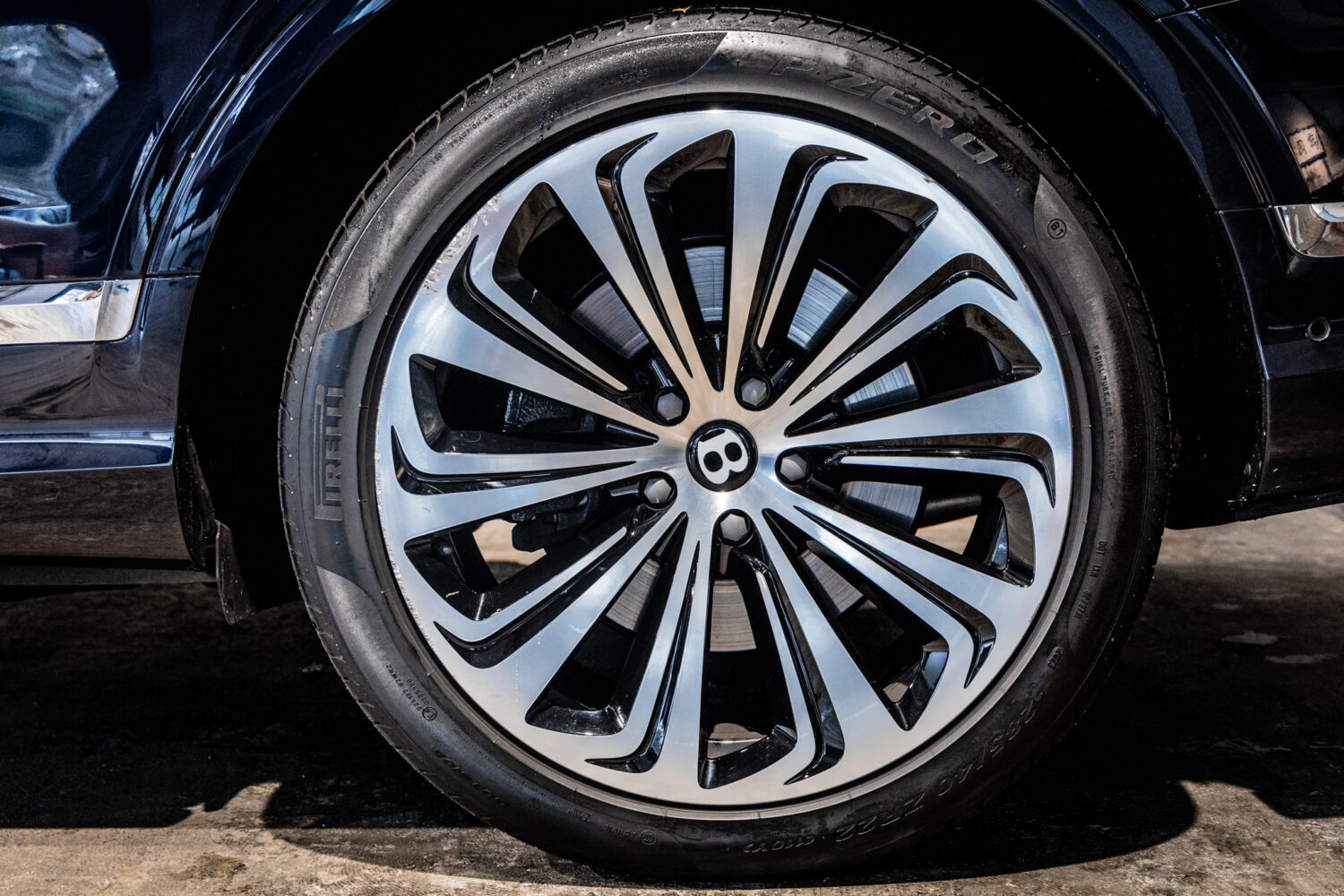 ベンテイガ ハイブリッド アズール