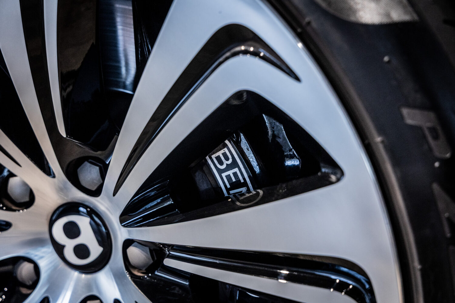 ベンテイガ ハイブリッド アズール