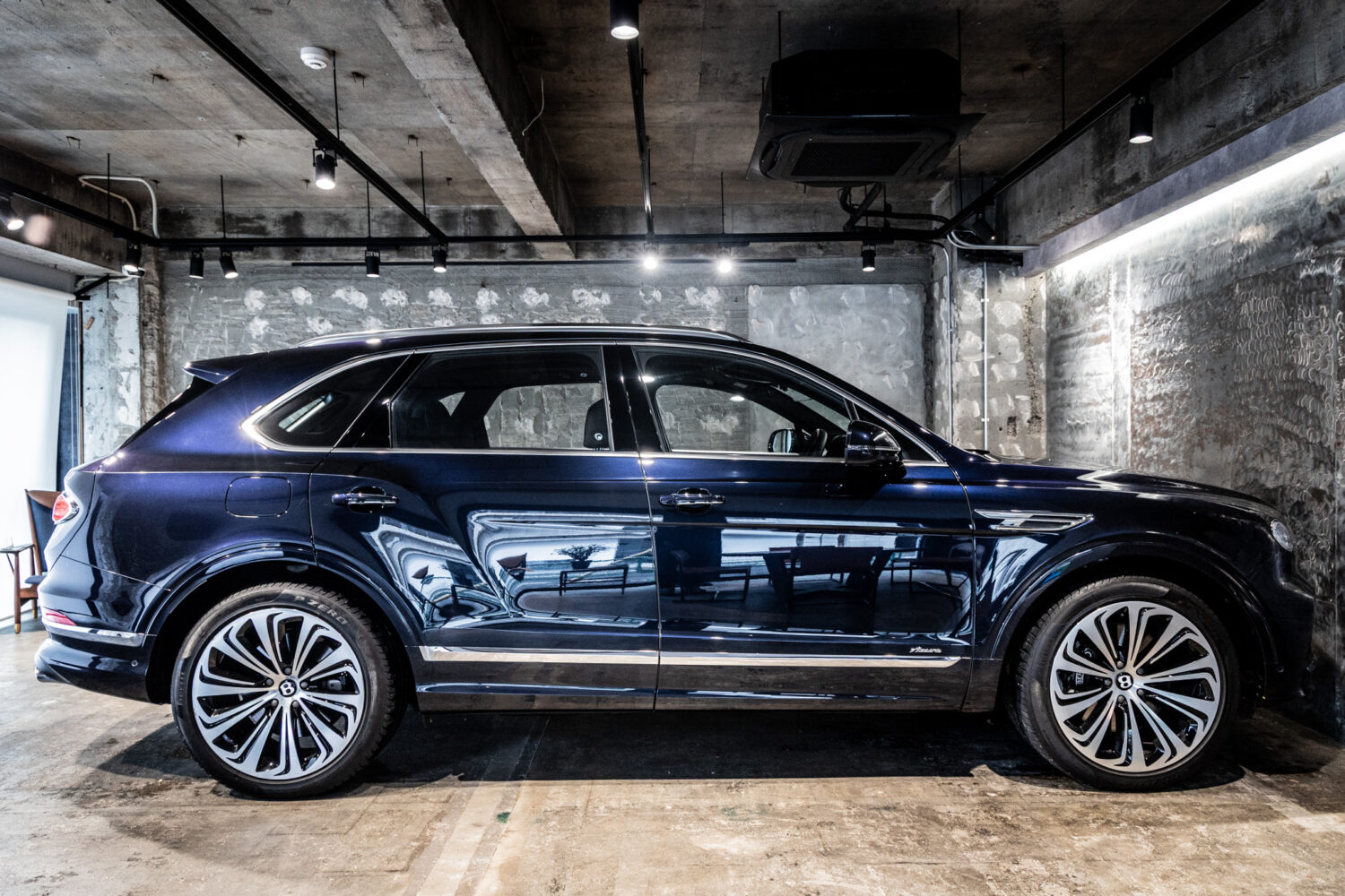 ベンテイガ ハイブリッド アズール