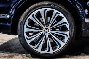 ベンテイガ ハイブリッド アズール