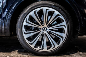 ベンテイガ ハイブリッド アズール