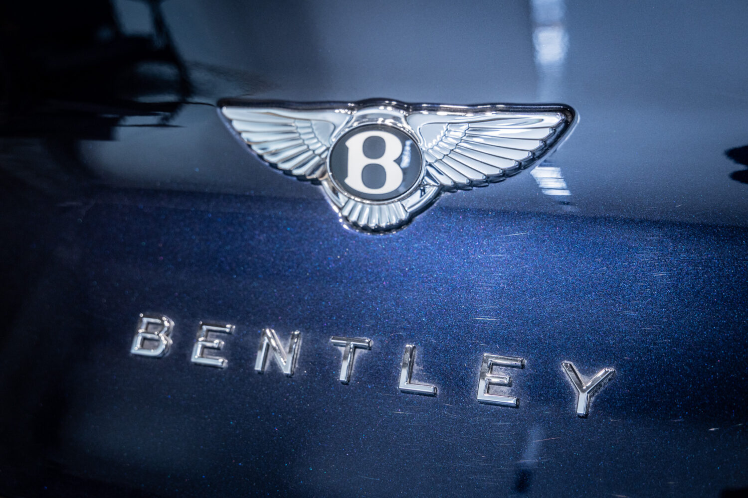 ベンテイガ ハイブリッド アズール