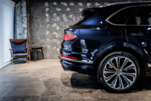 ベンテイガ ハイブリッド アズール