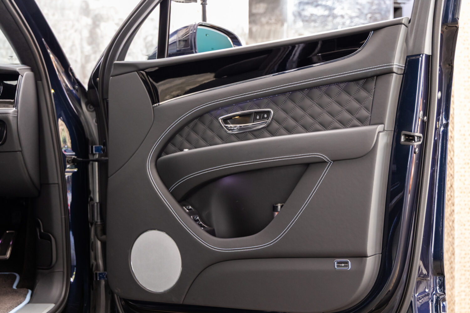 ベンテイガ ハイブリッド アズール