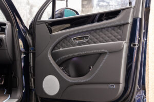 ベンテイガ ハイブリッド アズール