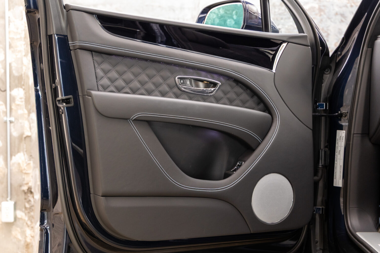 ベンテイガ ハイブリッド アズール