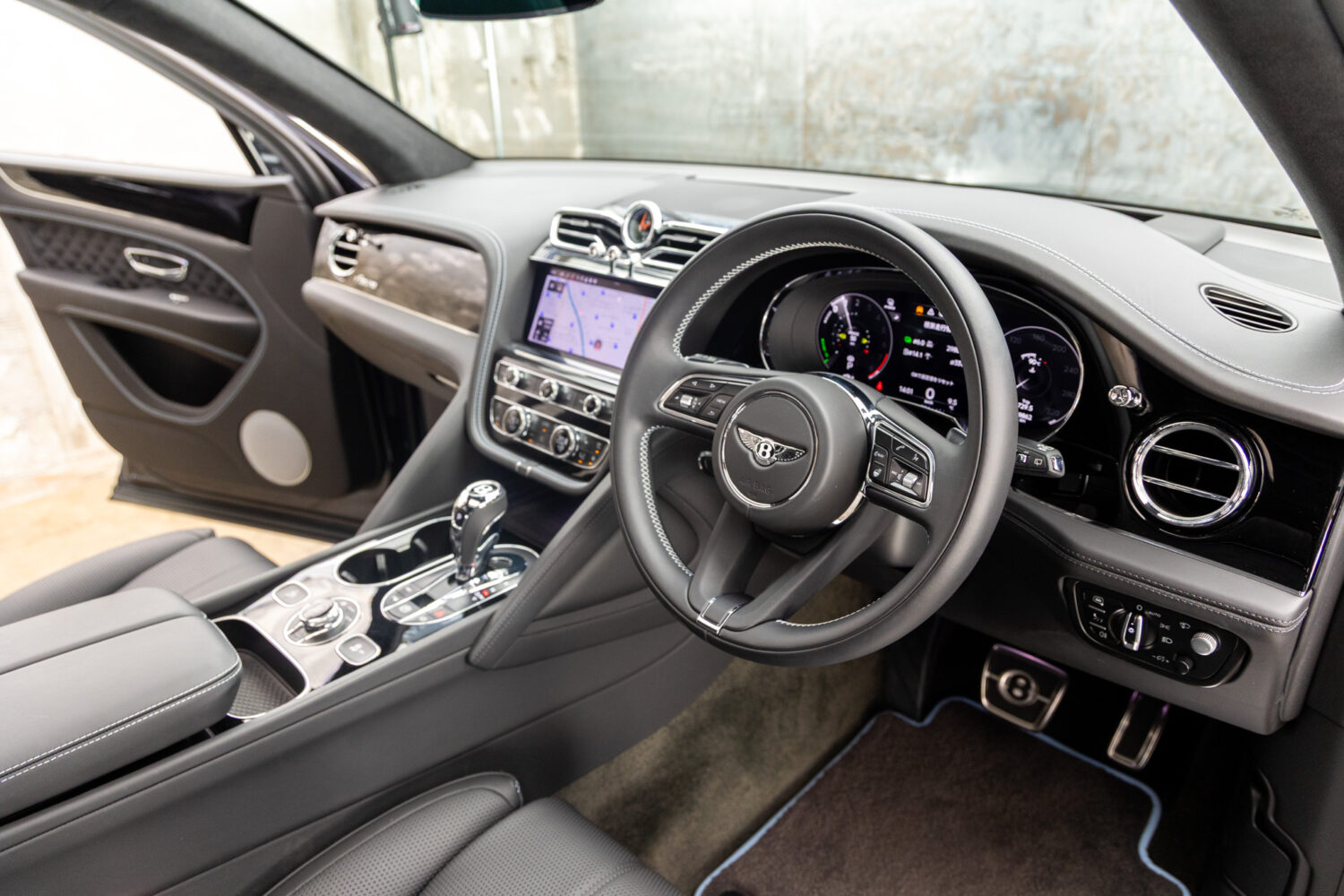 ベンテイガ ハイブリッド アズール