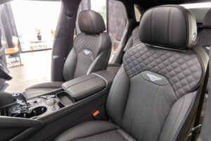 ベンテイガ ハイブリッド アズール