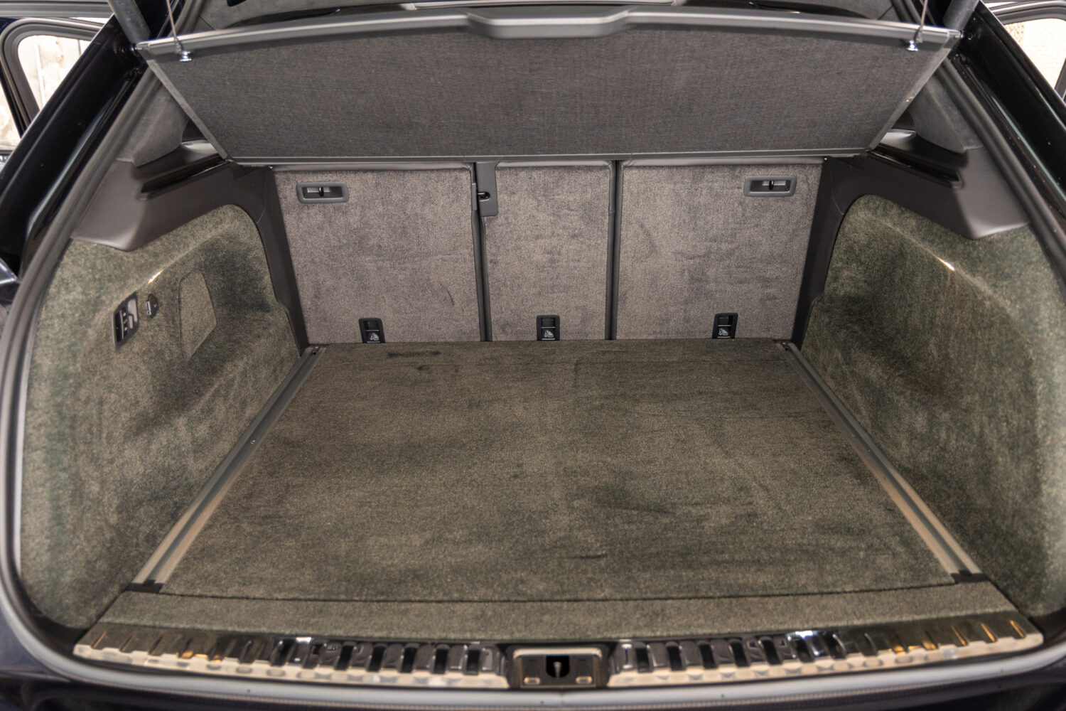 ベンテイガ ハイブリッド アズール