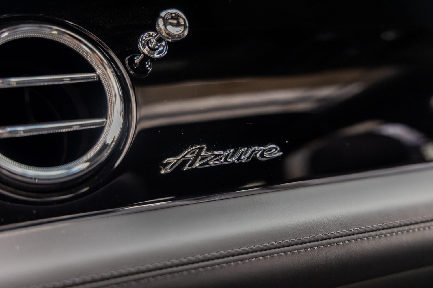 ベンテイガ ハイブリッド アズール