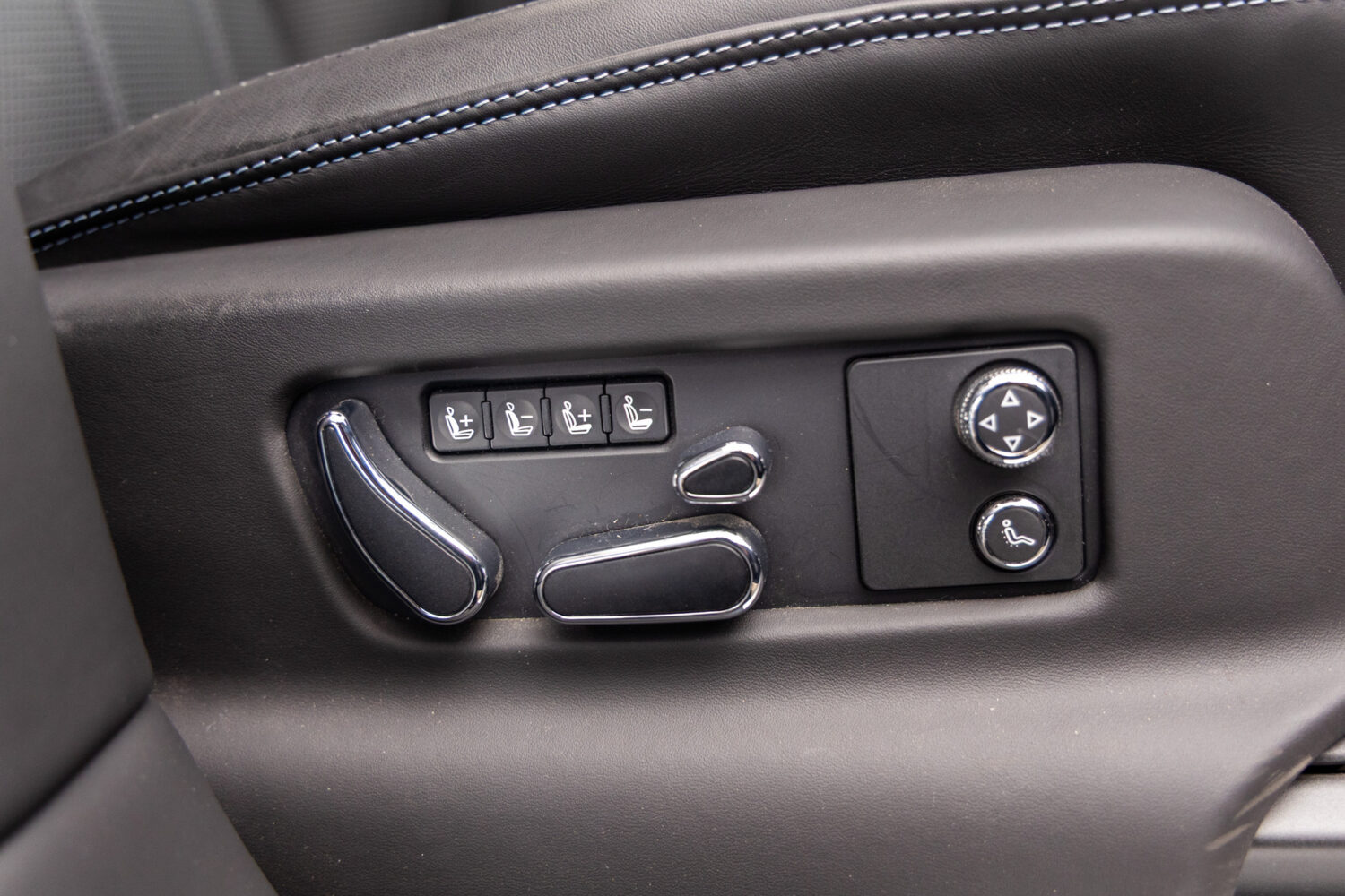 ベンテイガ ハイブリッド アズール