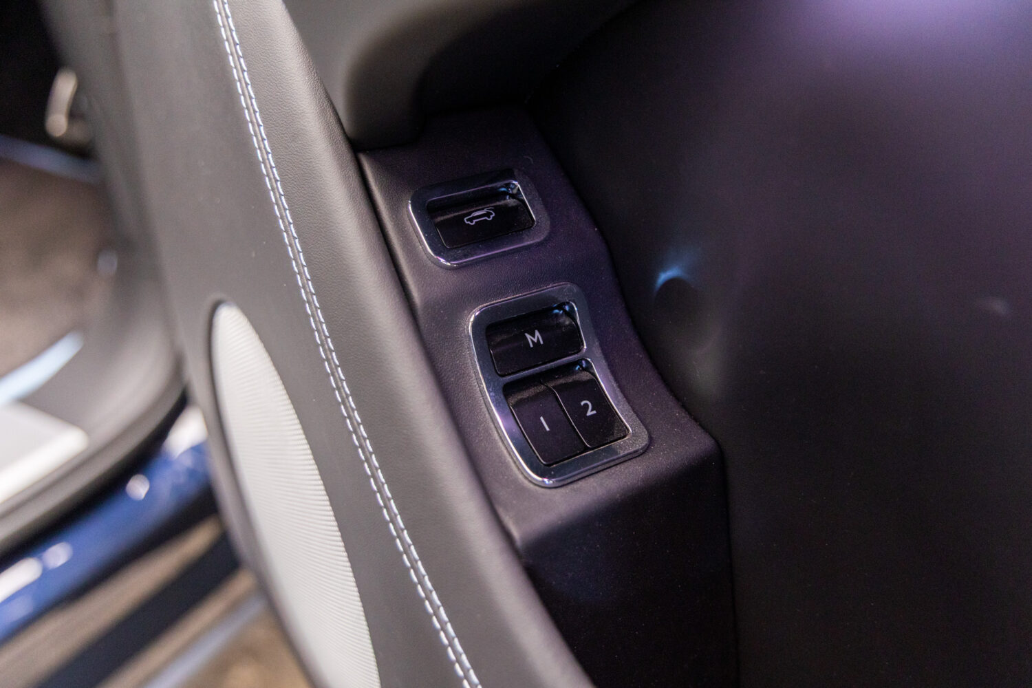 ベンテイガ ハイブリッド アズール