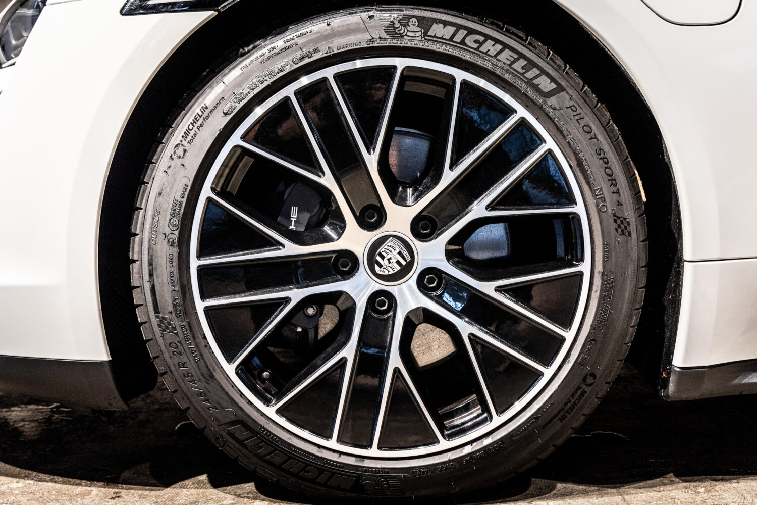 タイカン パフォーマンスバッテリープラス 4+1シート