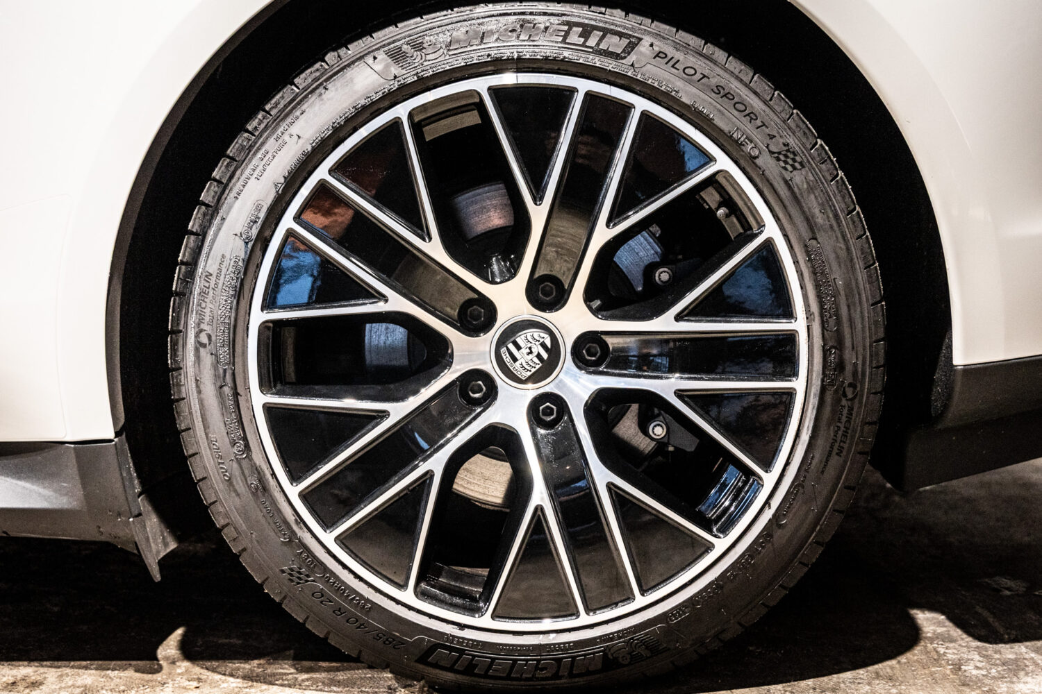 タイカン パフォーマンスバッテリープラス 4+1シート