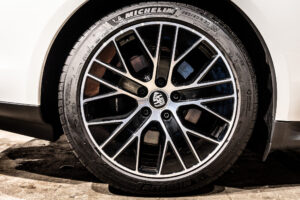 タイカン パフォーマンスバッテリープラス 4+1シート