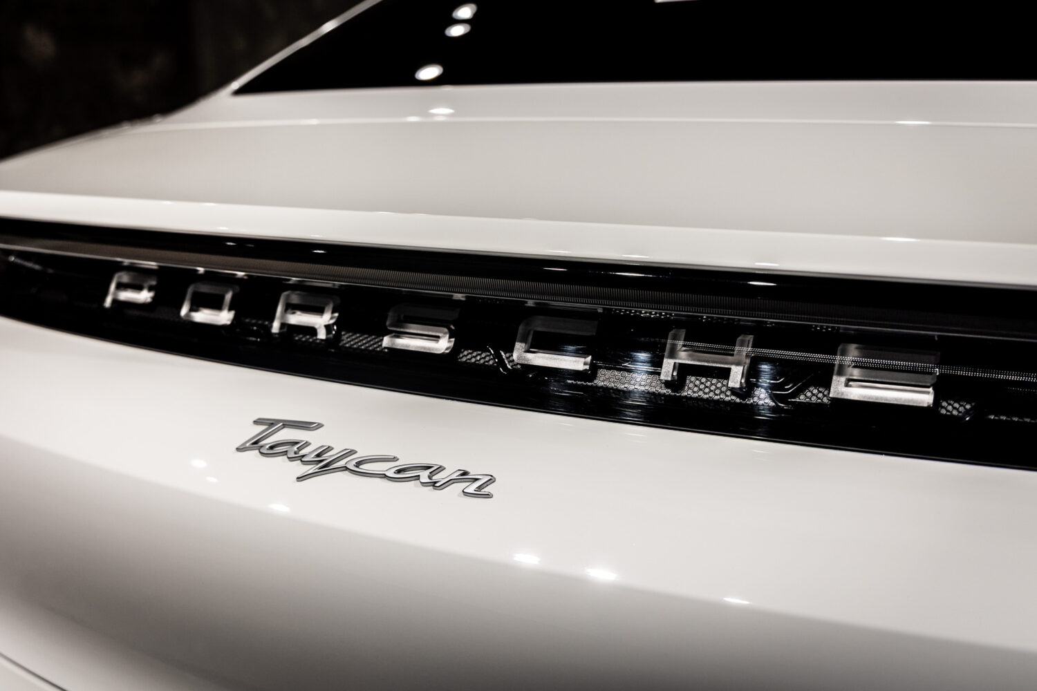 タイカン パフォーマンスバッテリープラス 4+1シート