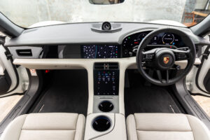 タイカン パフォーマンスバッテリープラス 4+1シート