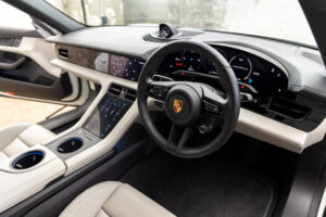 タイカン パフォーマンスバッテリープラス 4+1シート