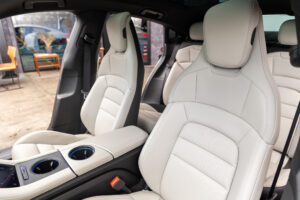 タイカン パフォーマンスバッテリープラス 4+1シート