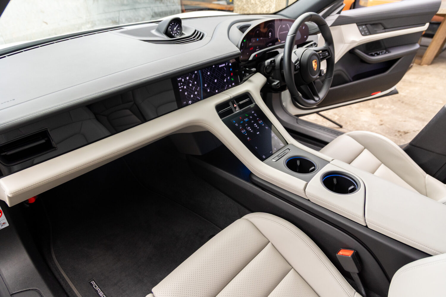 タイカン パフォーマンスバッテリープラス 4+1シート